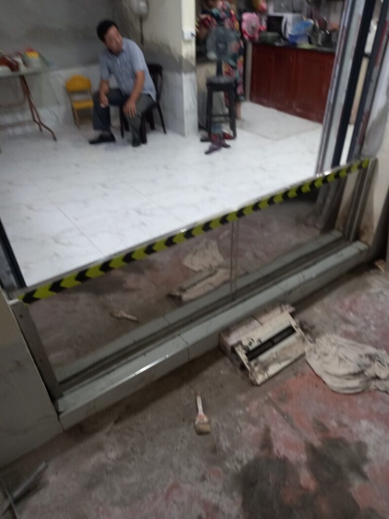 cửa chắn nước mùa mưa